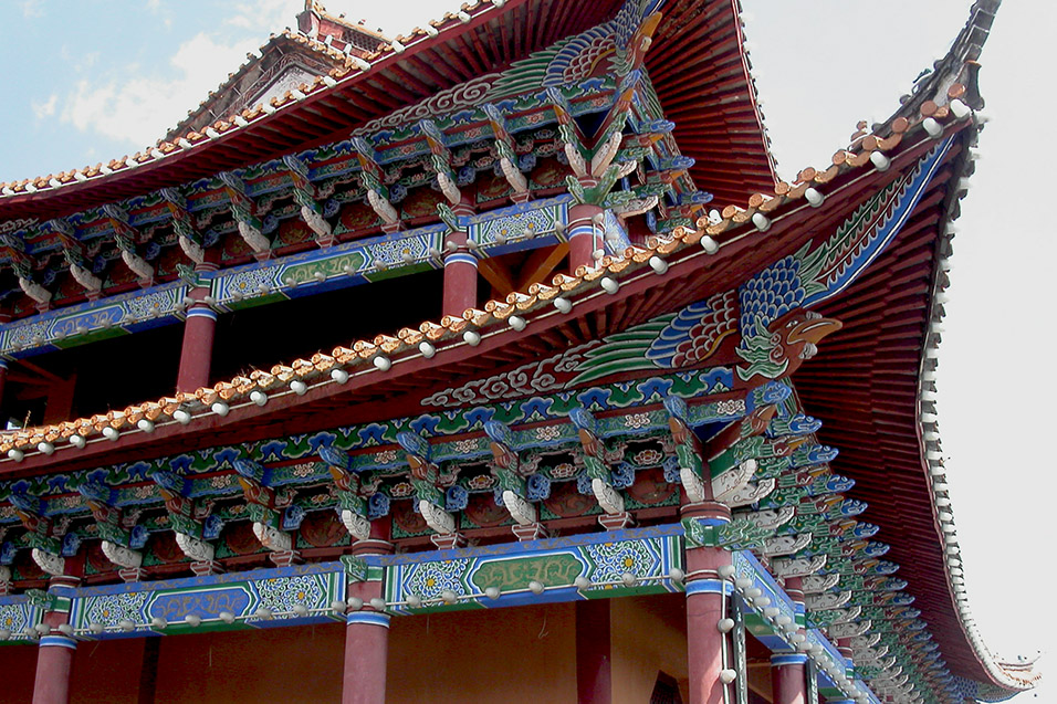 china/2004/dali_temple_pavilion_roof