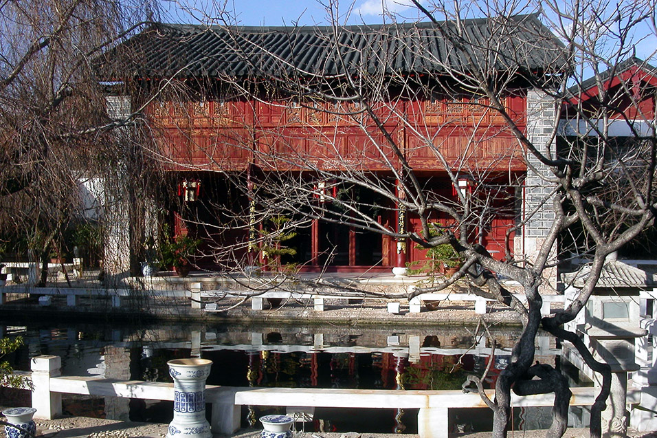 china/2004/lijiang_ancient_red_building