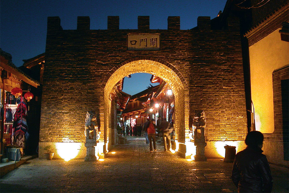 china/2004/lijiang_arch_gate_night
