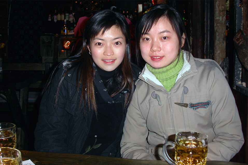china/2004/lijiang_bar_girls