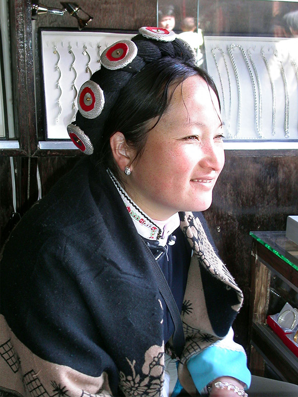 china/2004/lijiang_minority_woman