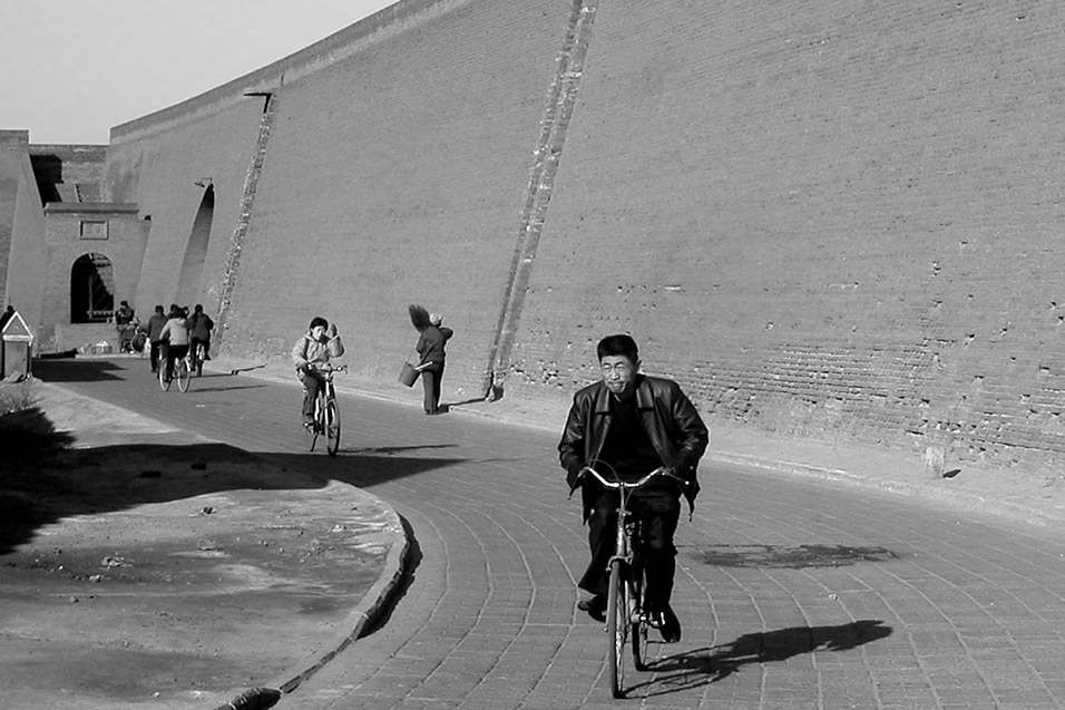 china/2004/pingyao_bikes