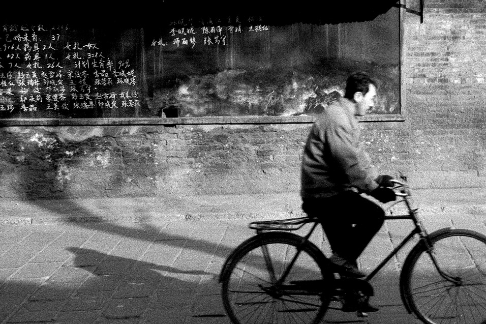 china/2004/pingyao_bw_bike_writing