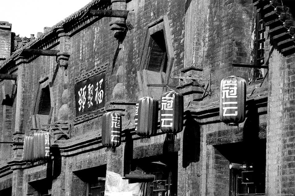 china/2004/pingyao_bw_lanterns