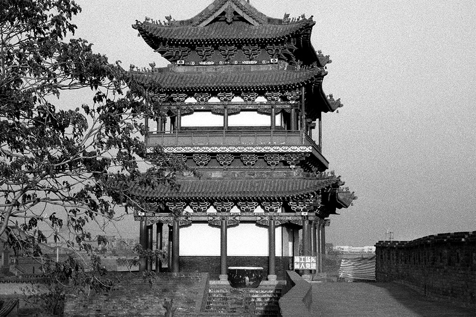 china/2004/pingyao_bw_rampart_tower