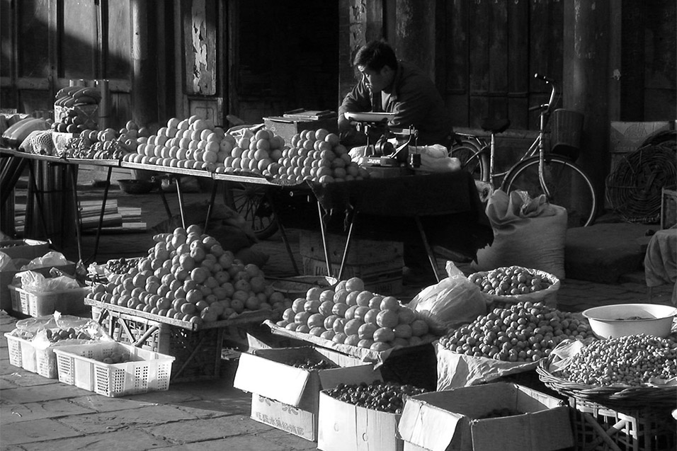 china/2004/pingyao_fruit_market_bw