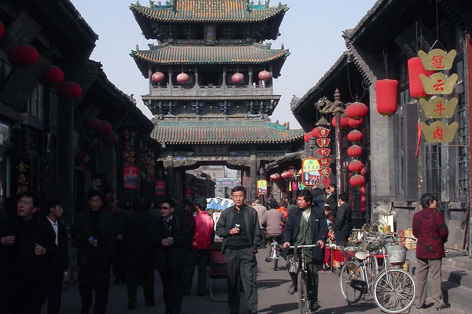 china/2004/pingyao_main_street_gate_people
