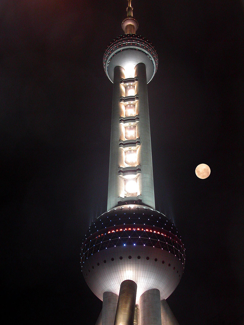 china/2004/pudong_tv_tower_moon