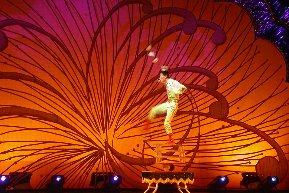 china/2004/shanghai_acrobats_balancing