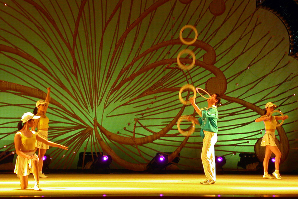 china/2004/shanghai_acrobats_jugling