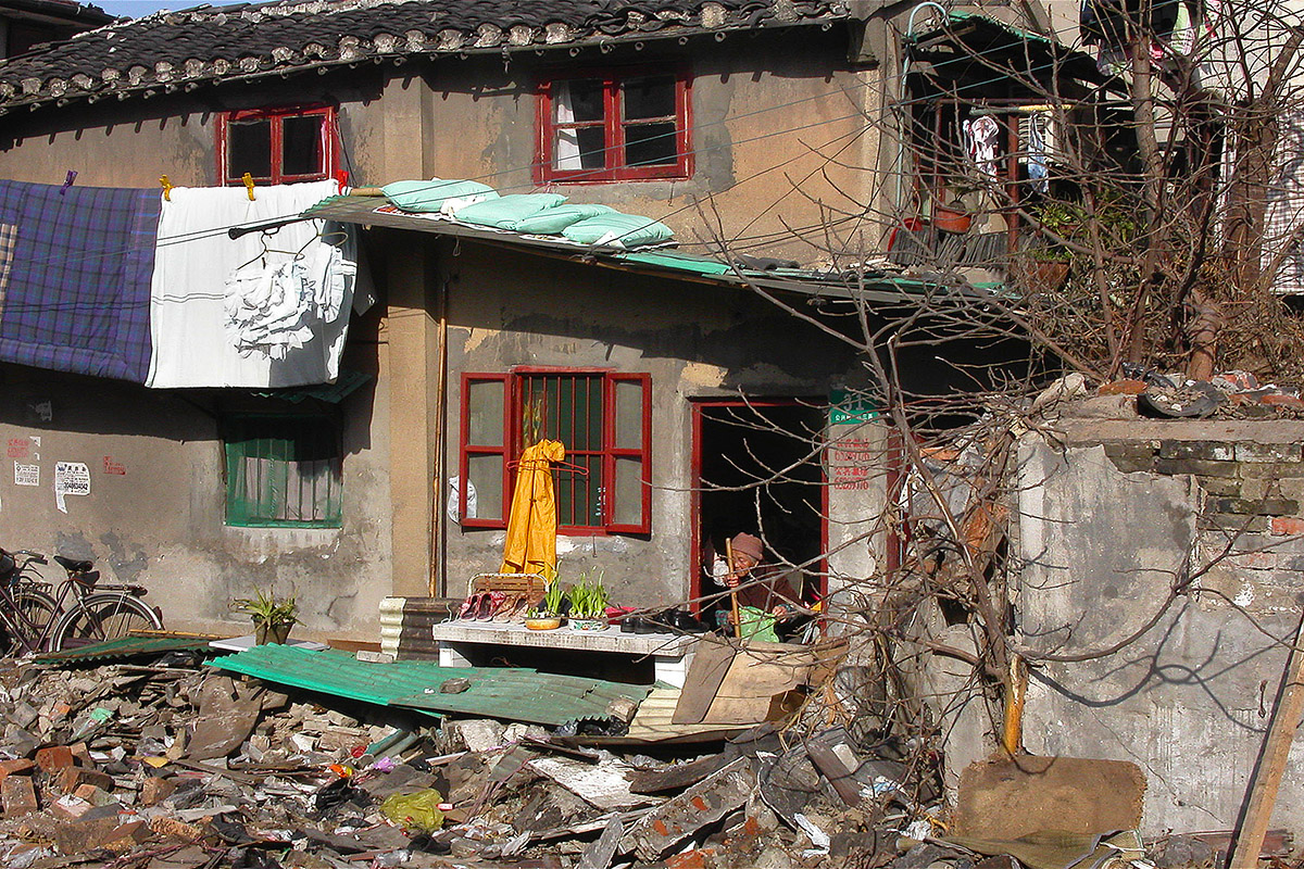 china/2004/shanghai_construction_elderly