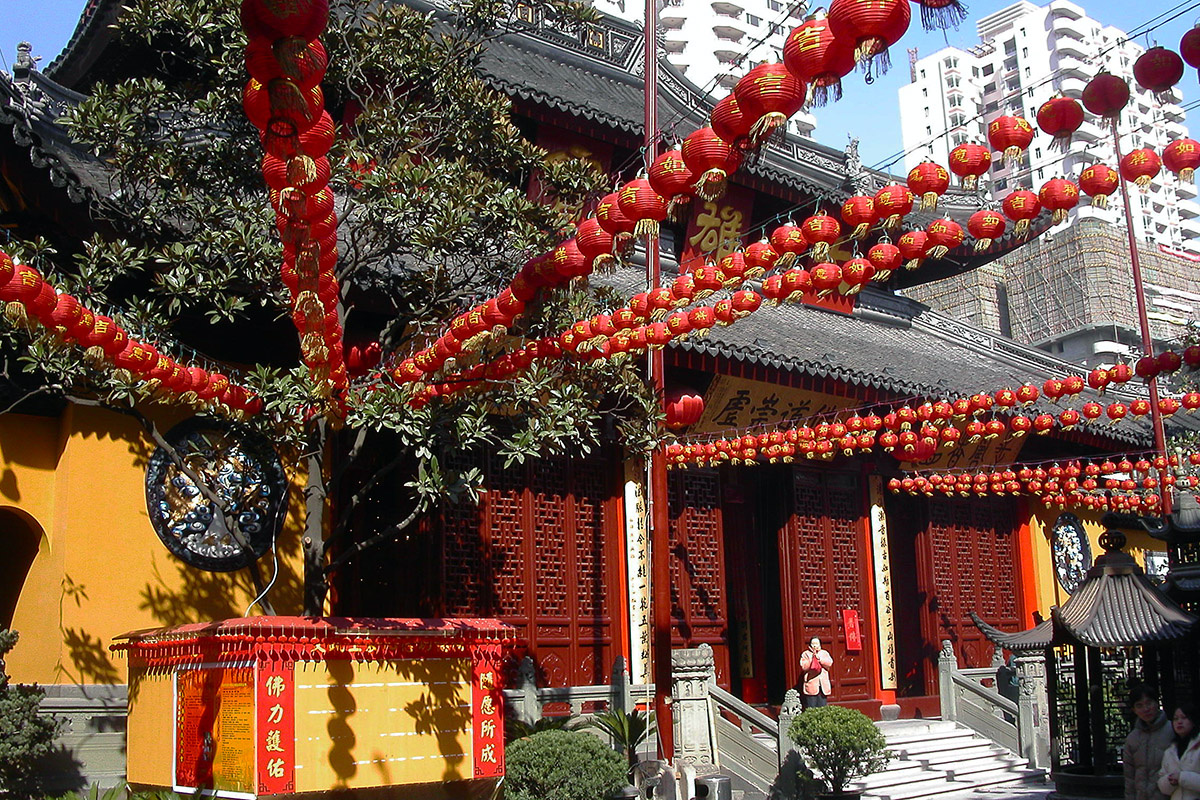 china/2004/shanghai_jade_temple_lanterns