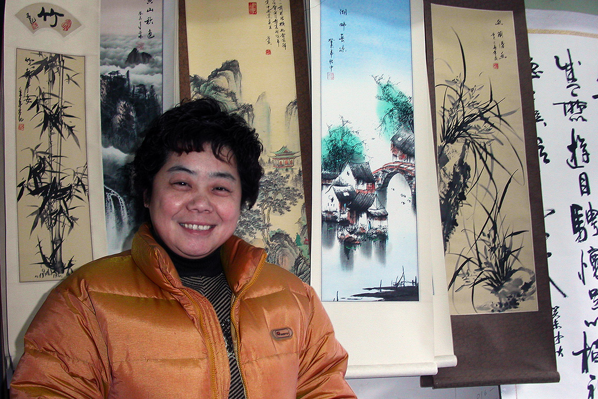 china/2004/shanghai_lady_selling_scrolls