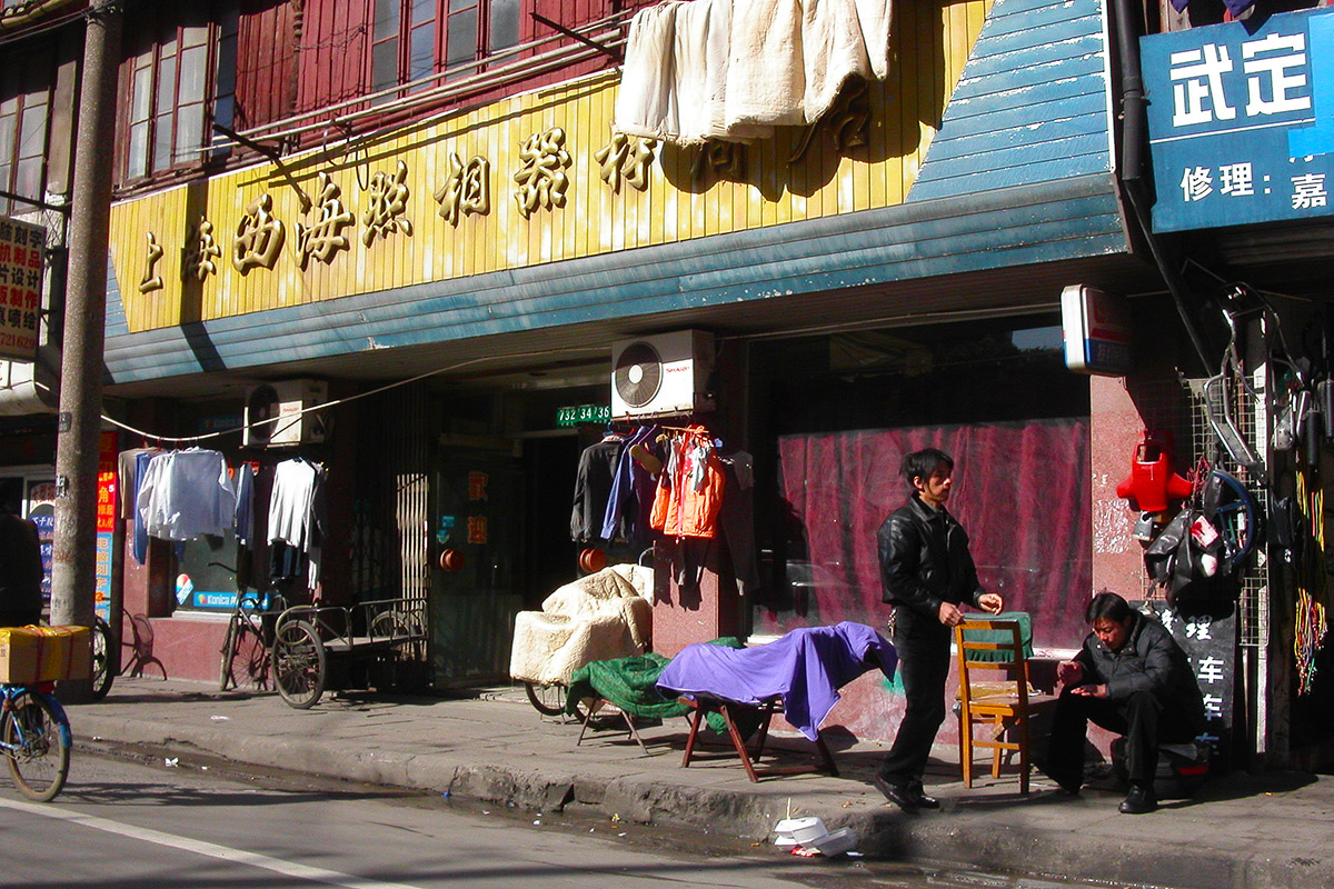 china/2004/shanghai_street_bw