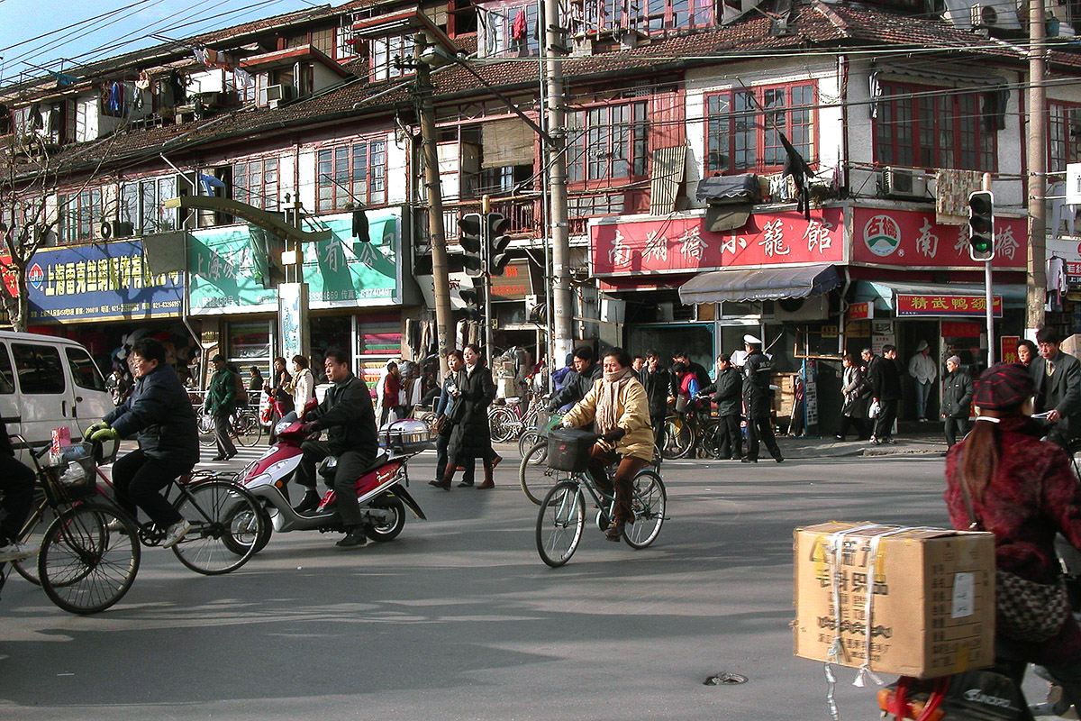 china/2004/shanghai_street_bw_3