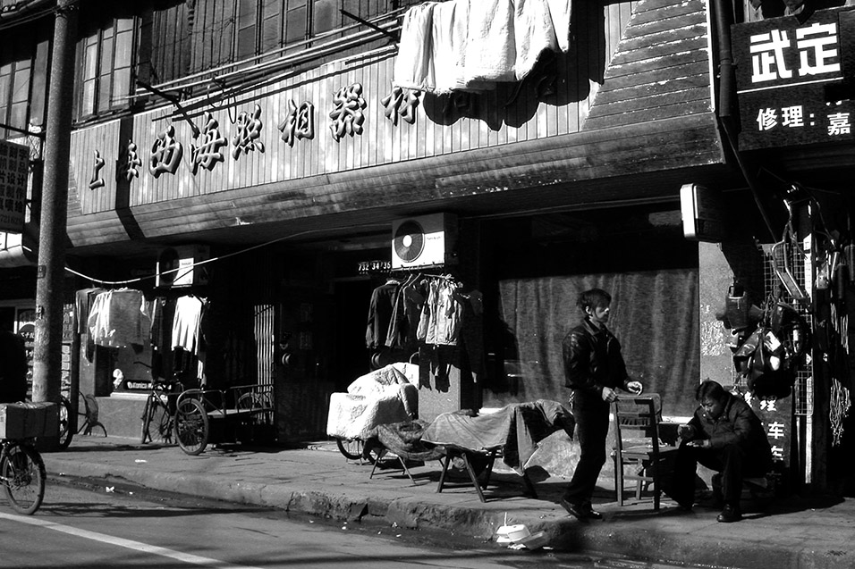 china/2004/shanghai_street_bw