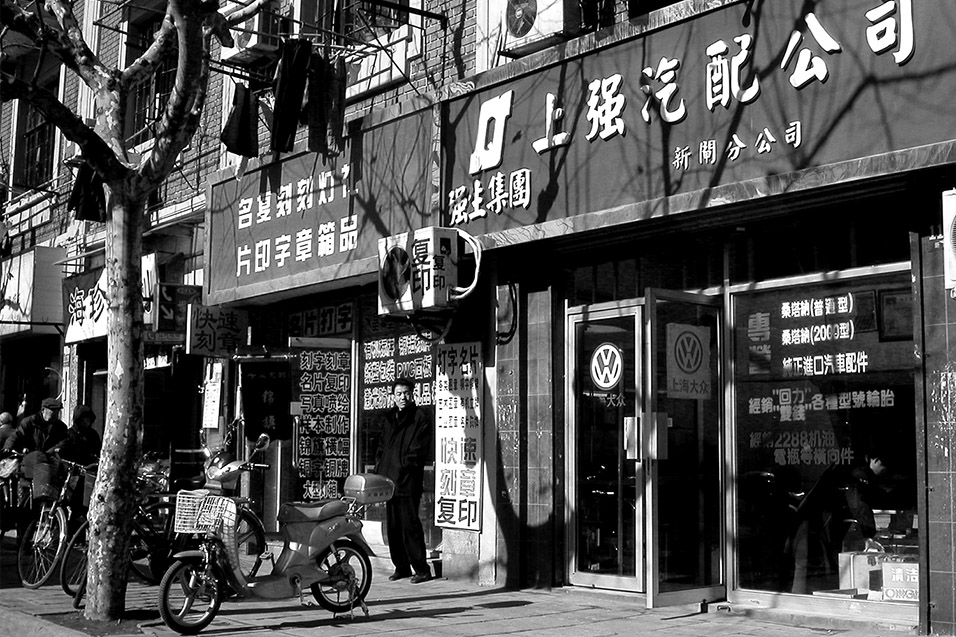 china/2004/shanghai_street_bw_2