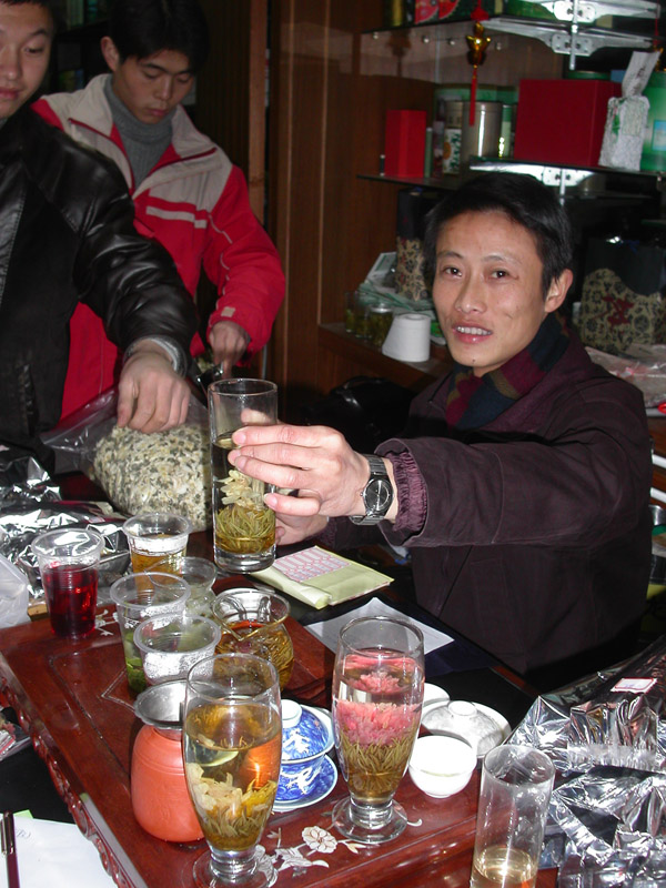 china/2004/shanghai_tea_shop_man