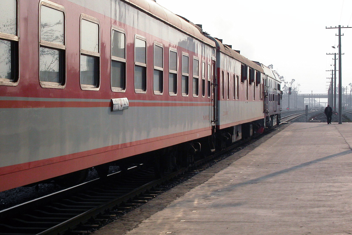 china/2004/train_lonely_platform