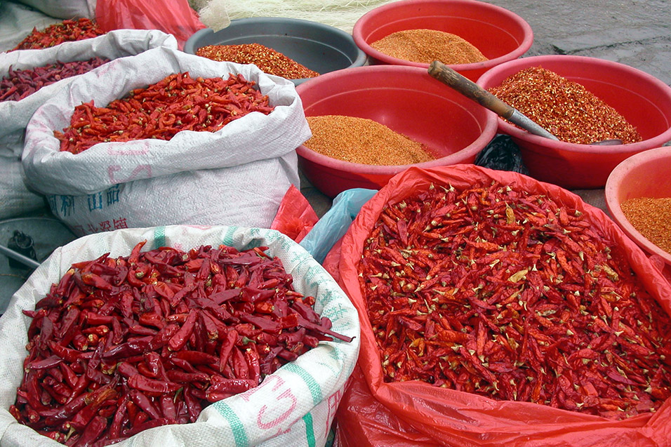 china/2004/yangshuo_pepper_market