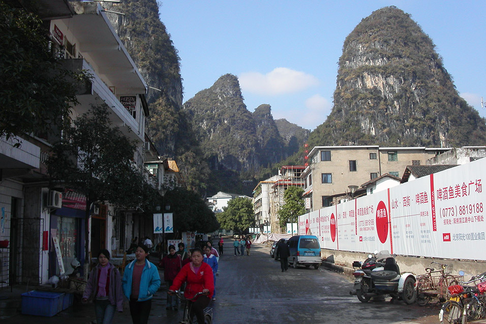 china/2004/yangshuo_town_alley