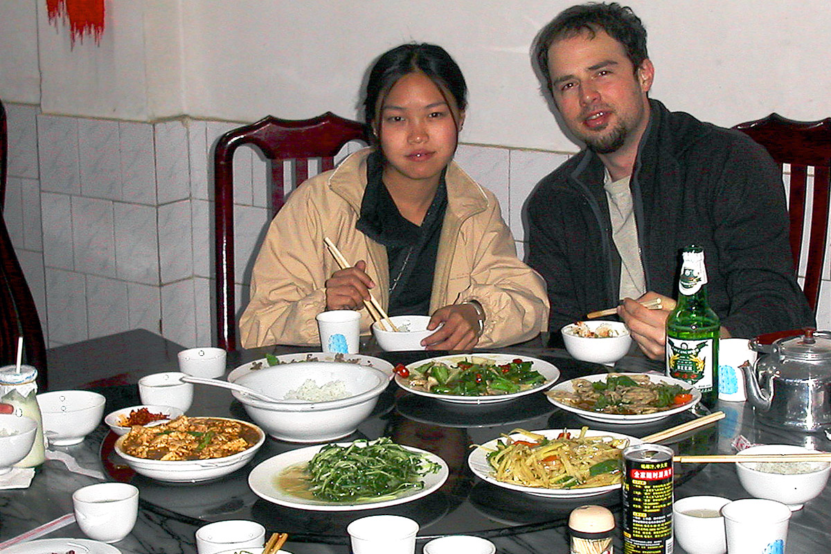 china/2004/yunan_brian_linzi_eating