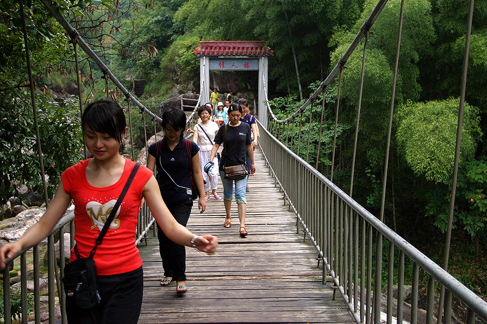 china/2006/anhui_bridge_girls