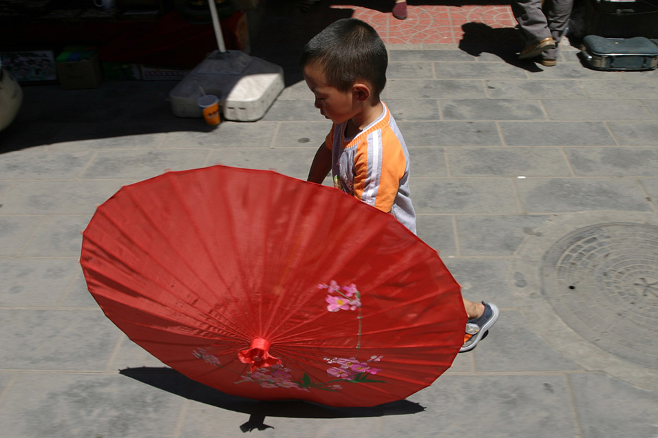 china/2006/beijing_antique_market_boy_umbrella