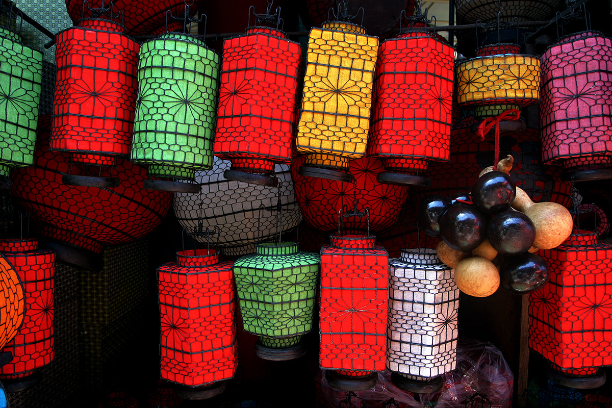 china/2006/beijing_antique_market_lanterns