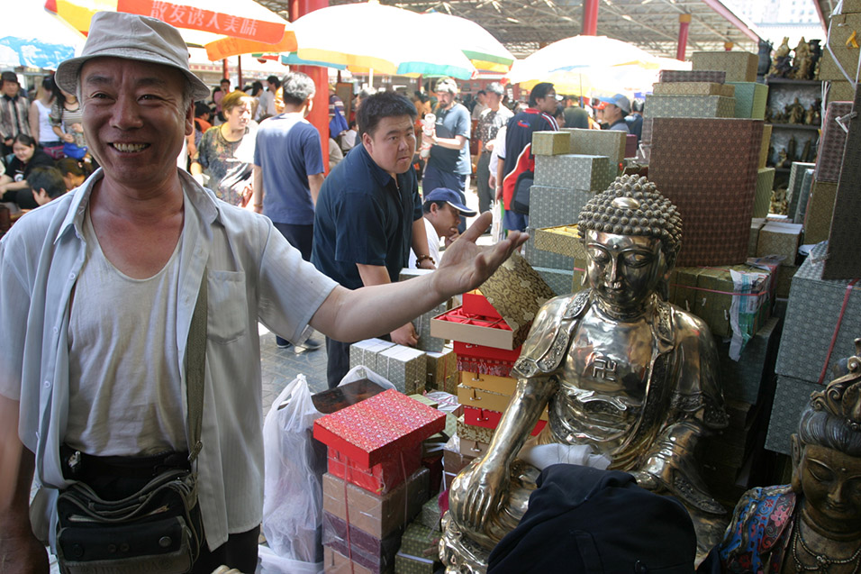 china/2006/beijing_antique_market_man_selling