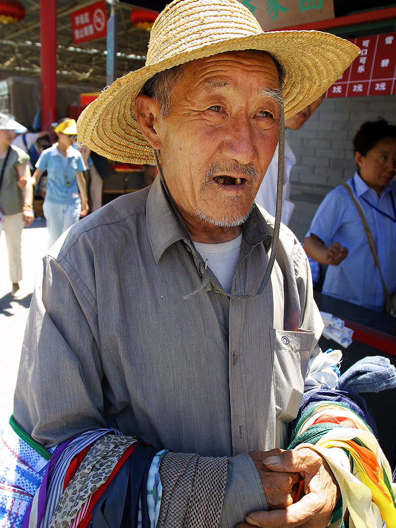 china/2006/beijing_antique_market_old_man