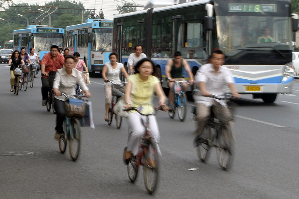 china/2006/beijing_bike_bus_blur