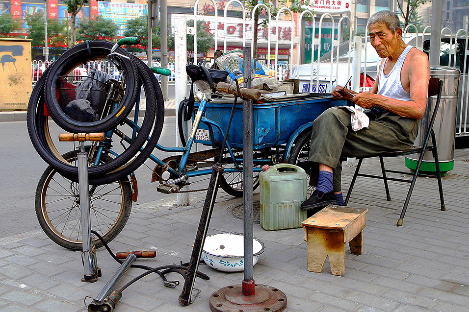 china/2006/beijing_bike_repair_guy