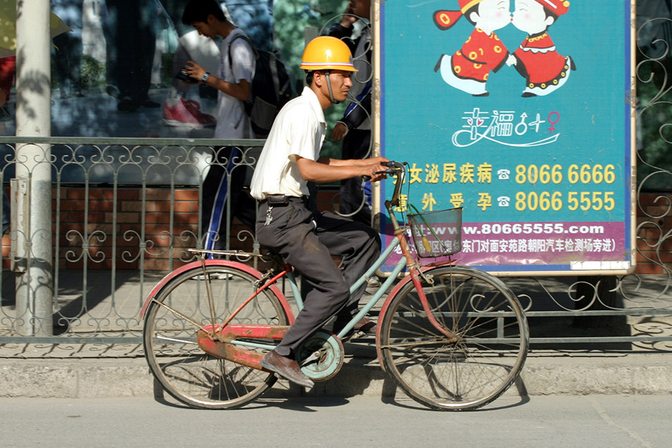 china/2006/beijing_bike_worker