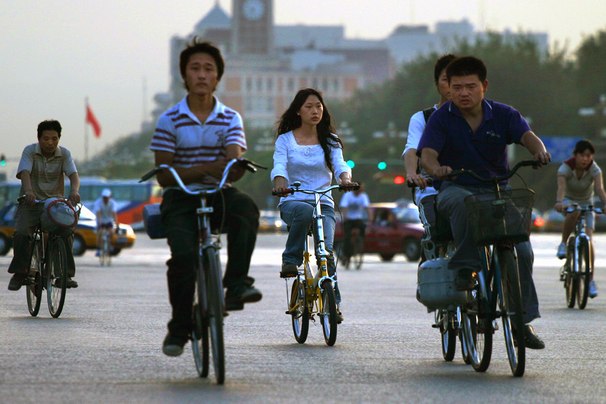 china/2006/beijing_dusk_biking_girl