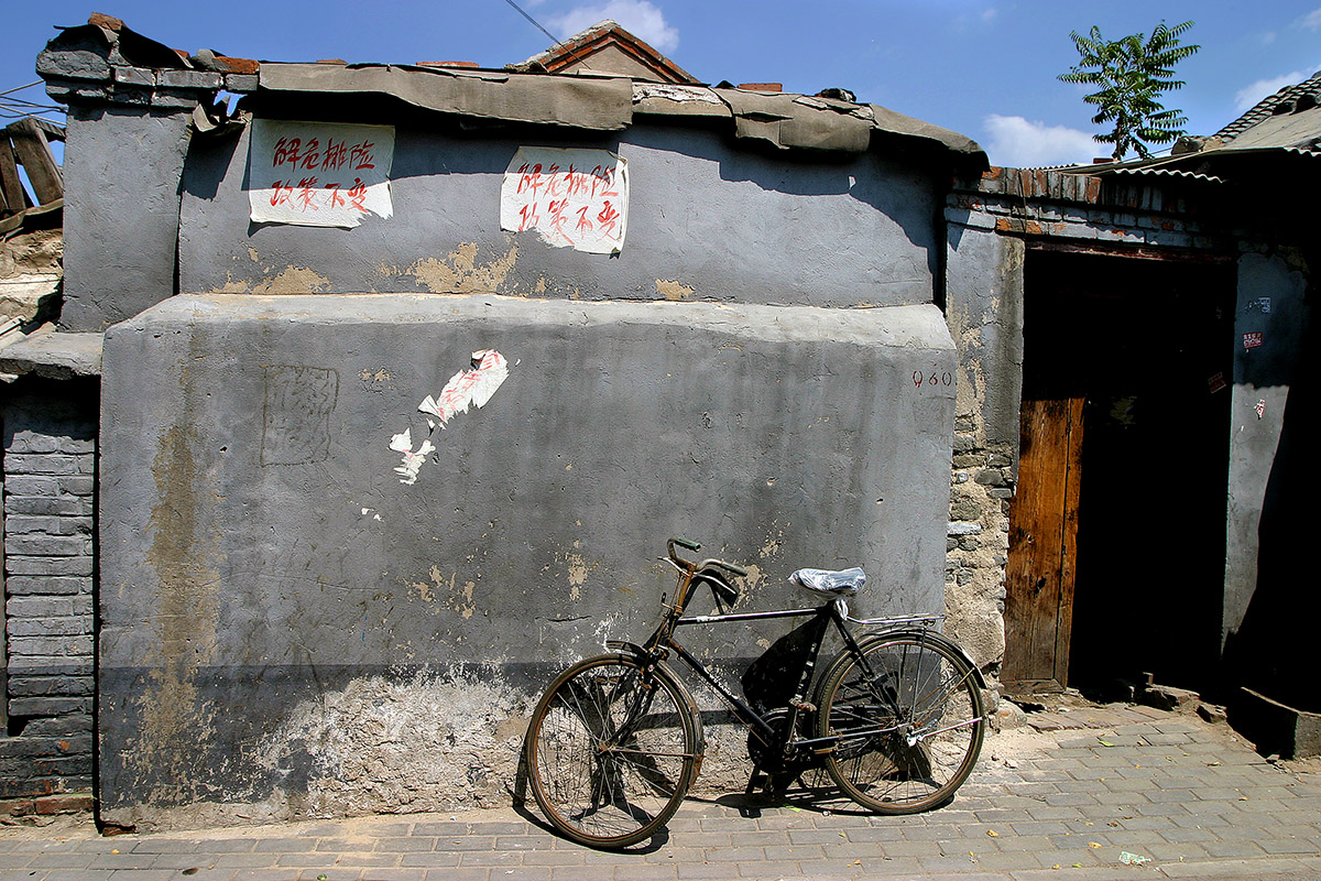 china/2006/beijing_hutong_bike_sky