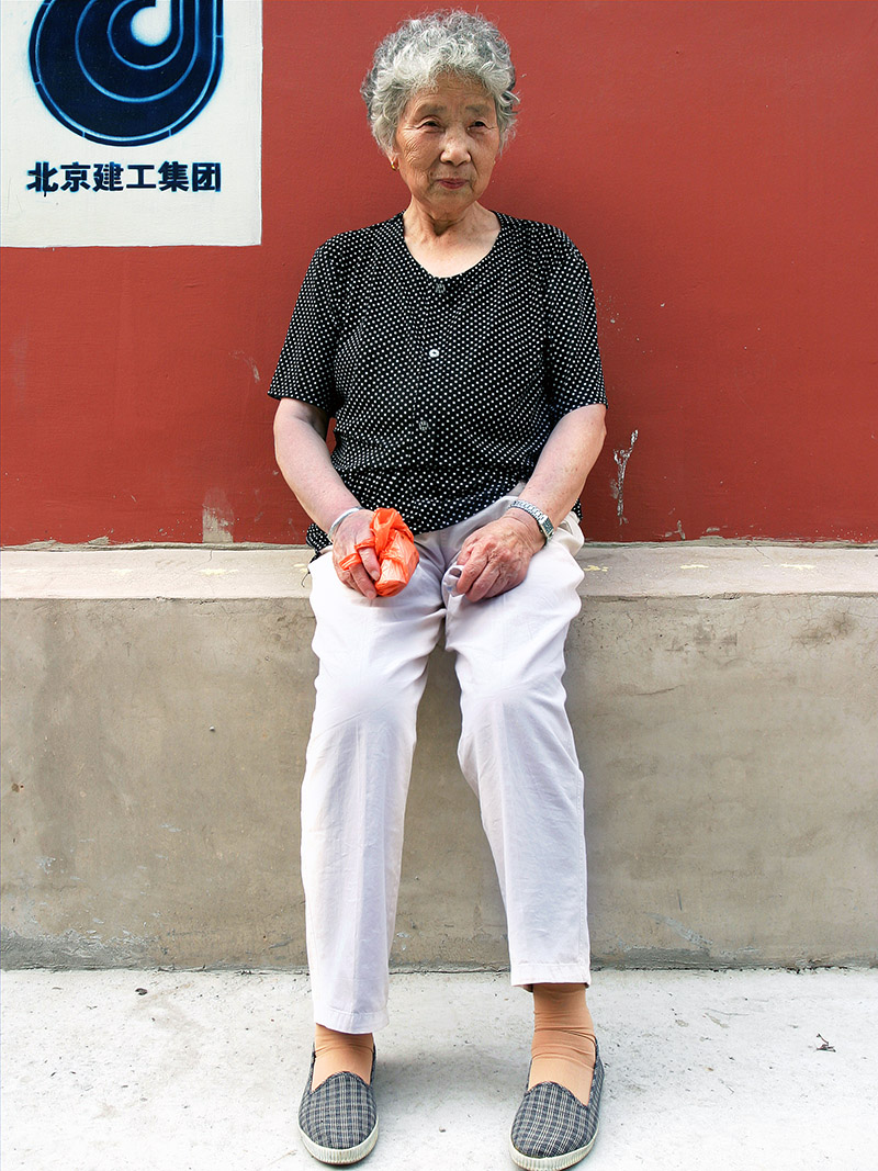 china/2006/beijing_lady_sitting_vert