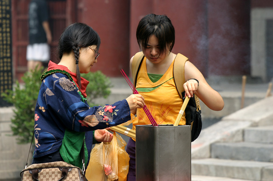 china/2006/beijing_lama_temple_praying