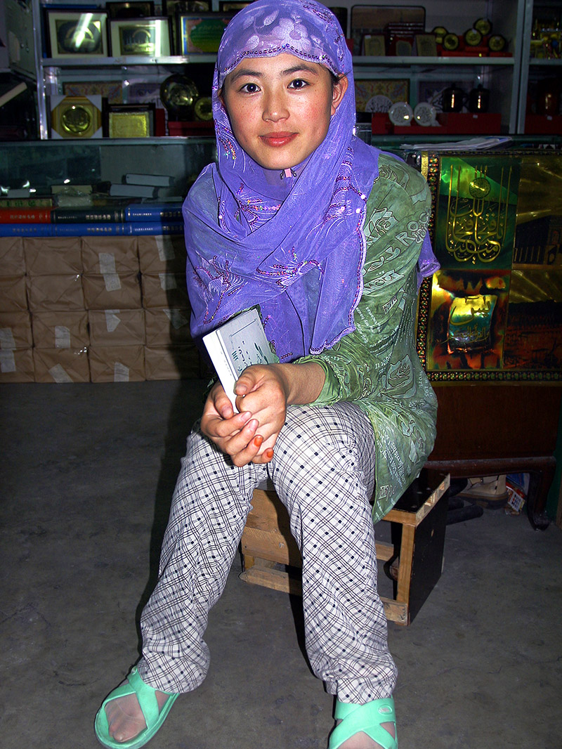 china/2006/beijing_muslim_girl_vert