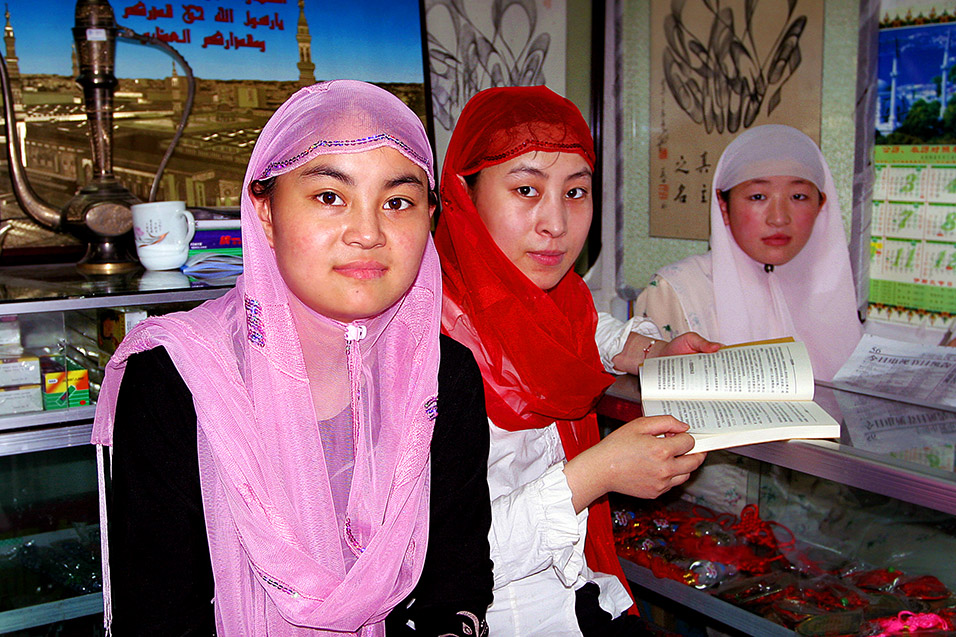 china/2006/beijing_muslim_girls