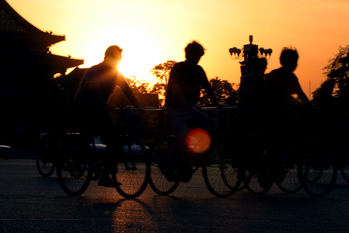 china/2006/beijing_sunset_bikers