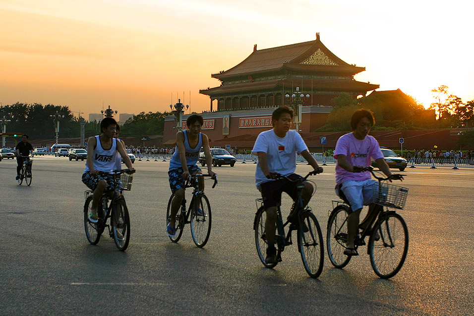 china/2006/beijing_sunset_many_bikers