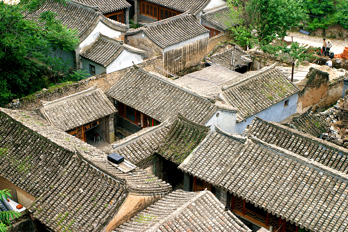 china/2006/cuandixia_roofs_many