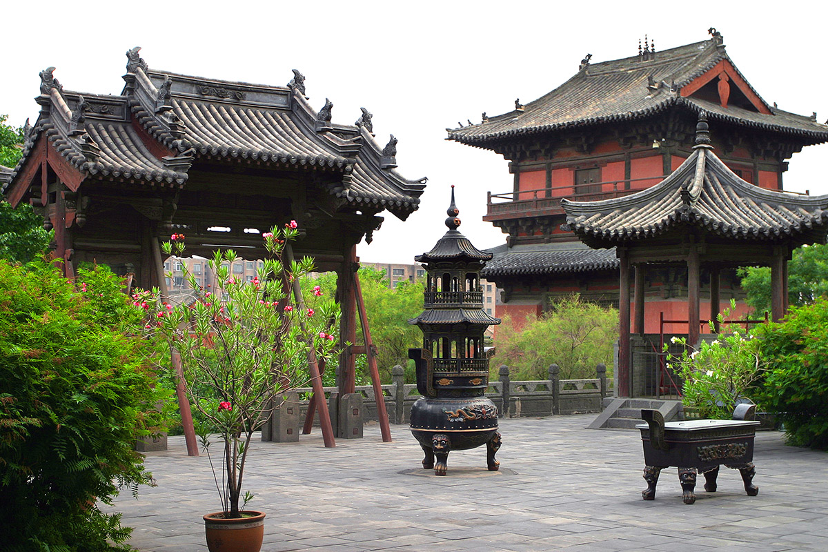 china/2006/datong_temple_courtyard_bw