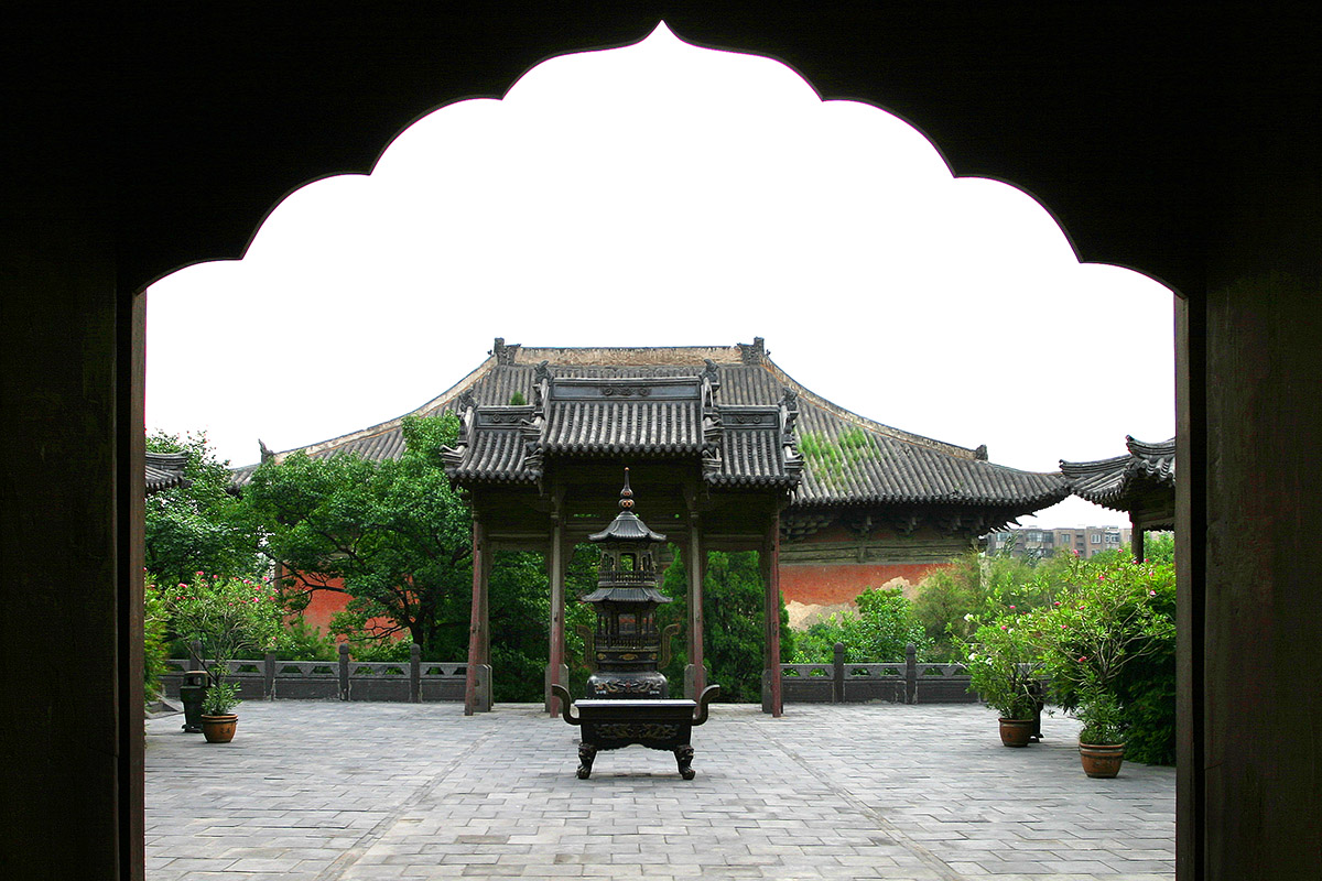 china/2006/datong_temple_thru_door