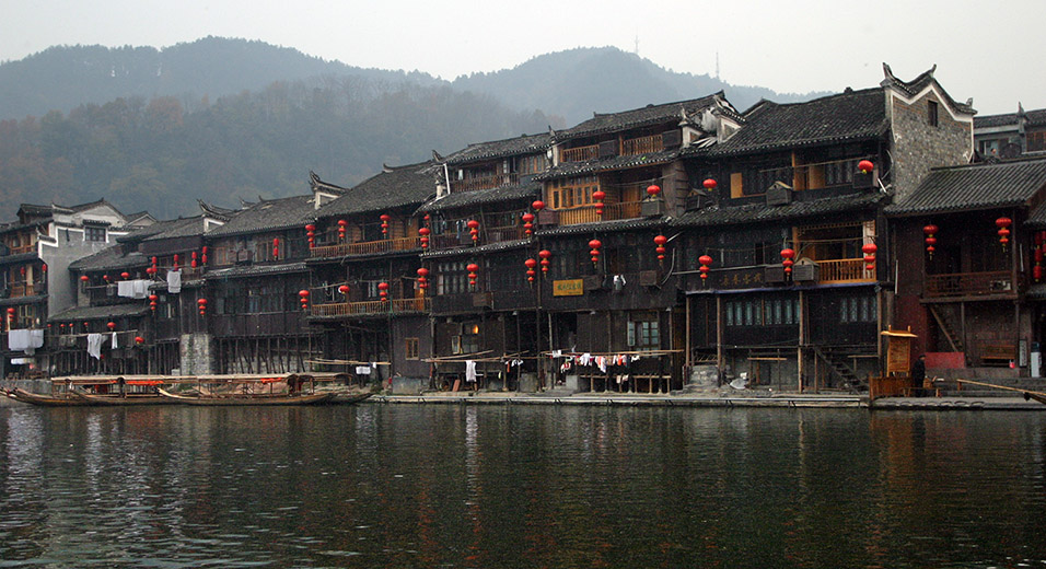 china/2007/fenghuang_house_stilts_river