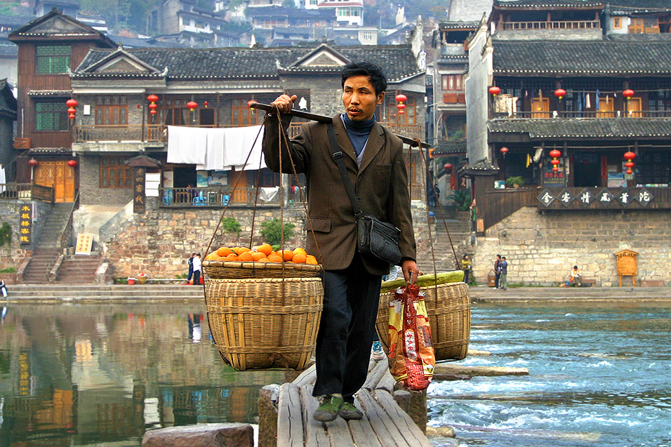 china/2007/fenghuang_man_carrying_juzi