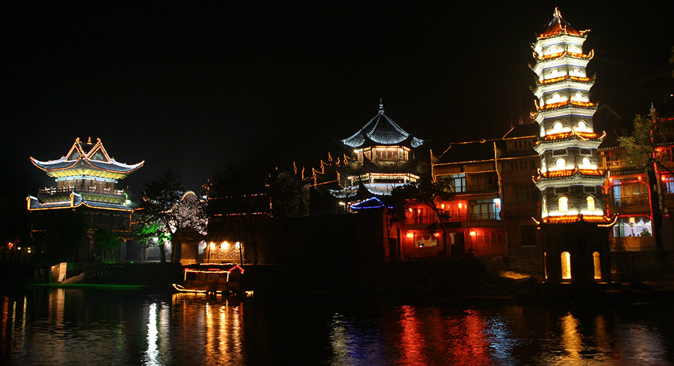 china/2007/fenghuang_neon_pagoda_river