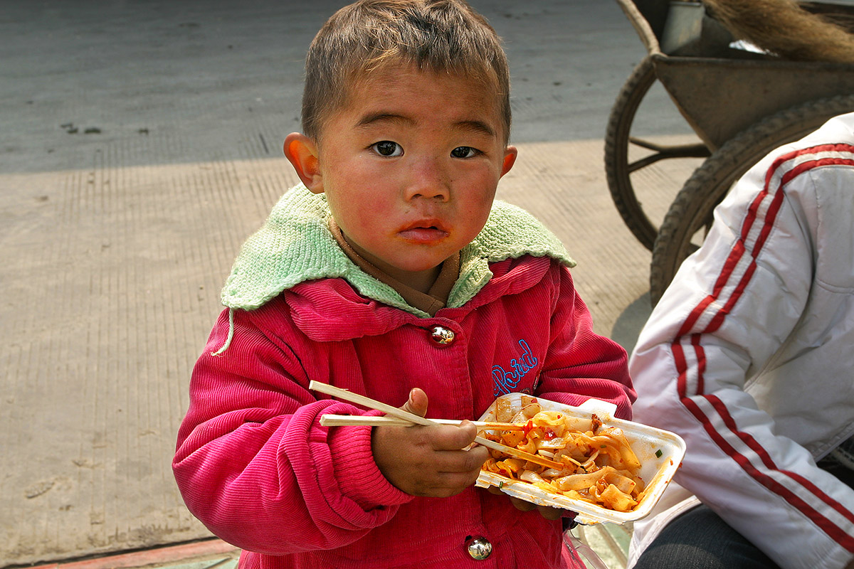 china/2007/tongren_boy_eating