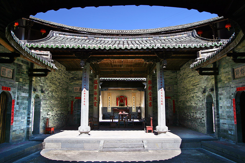 china/2007/tulou_restored_courtyard